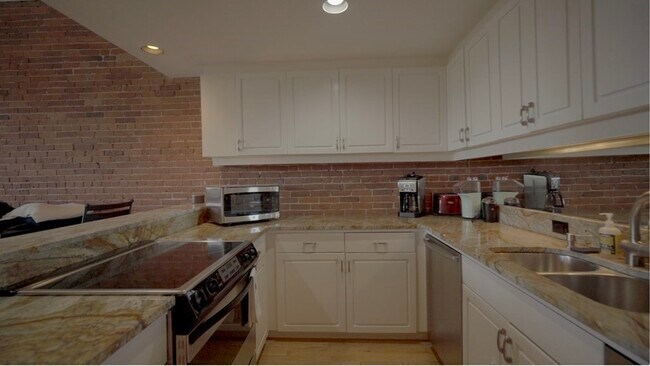 Building Photo - 136 Beacon St