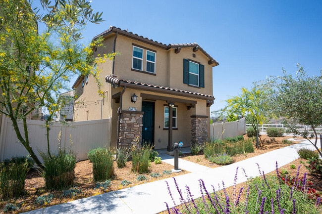 Building Photo - 27638 Sawtooth Ln
