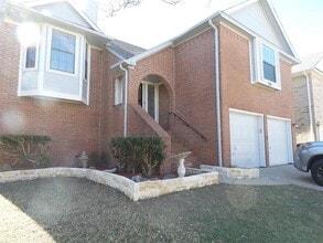 Building Photo - 786 Eiffel Dr