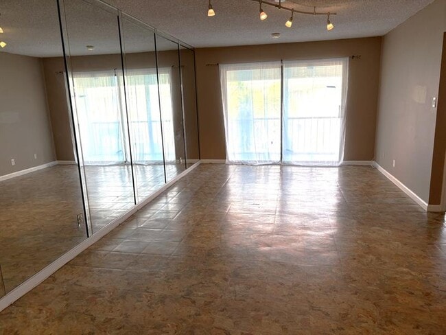 Building Photo - 120 Cypress Club Dr