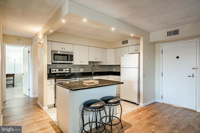 Building Photo - 10218 Valley Forge Cir