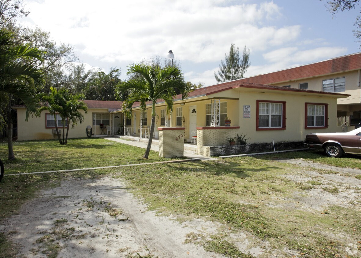 Foto principal - 670 NE 122nd St