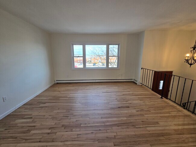 Sala de estar con pisos de madera noble recién restaurados. - 32 Monroe St