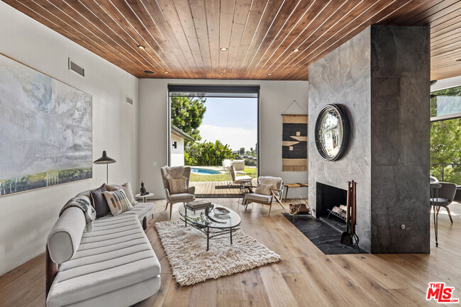 Foto del edificio - 2652 Byron Pl