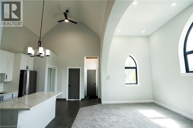 Building Photo - 130 Elgin St