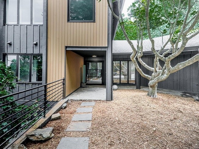 Building Photo - 120 Huntcliff Point NE