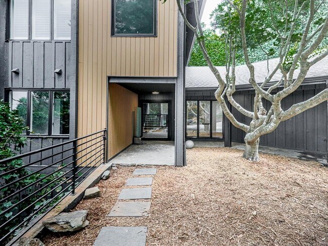 Foto del edificio - 120 Huntcliff Point NE