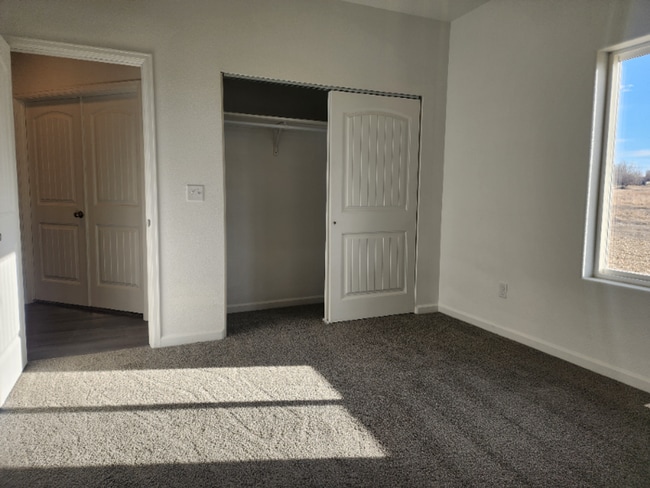 Building Photo - 710-712 E Hahns Peak