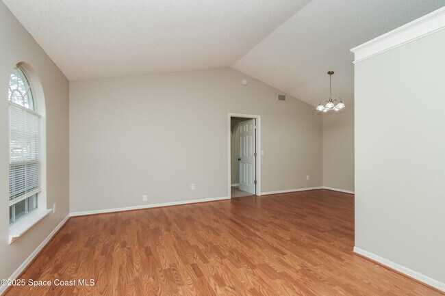 Foto del edificio - 163 Crystal Lake Rd