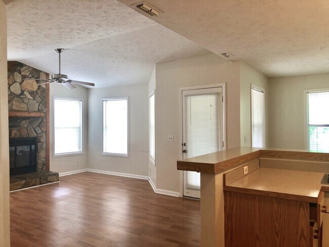 Building Photo - Top Floor 1 Bedroom Condo (rc)
