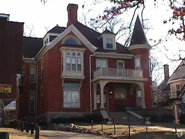 Building Photo - 915 Oakland Ave