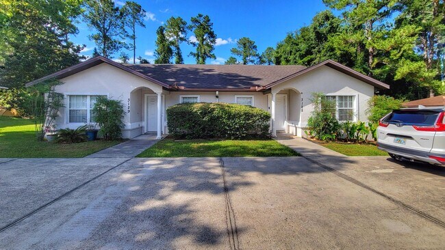 Building Photo - LEASE TERMS NEGOTIABLE  Walk To Santa Fe C...