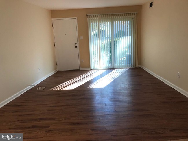Building Photo - 5809 Royal Ridge Dr