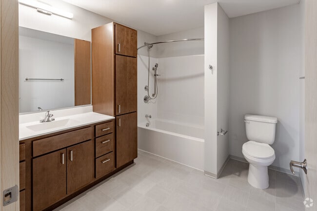 2BR, 1BA - 915SF - Bathroom - Goldenrod Glen Apartments
