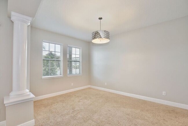 Building Photo - Beautiful 3/2.5 Spacious Townhome with a Private Courtyard and a 2 Car Garage in the Desirable Sa...