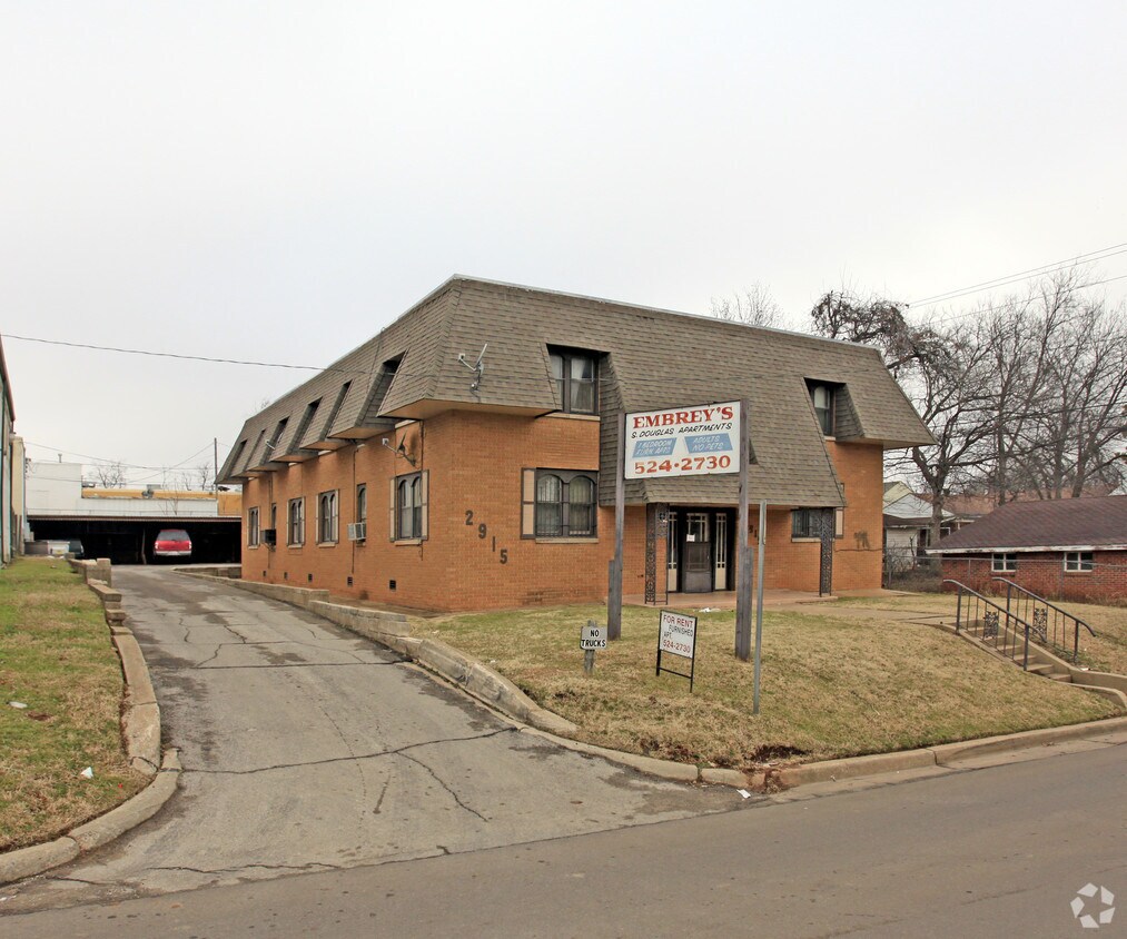 Primary Photo - 2915 S Douglas Ave
