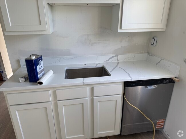 Fully equipped kitchen w/dishwasher and quartz countertops - 244 Clairmont Ave