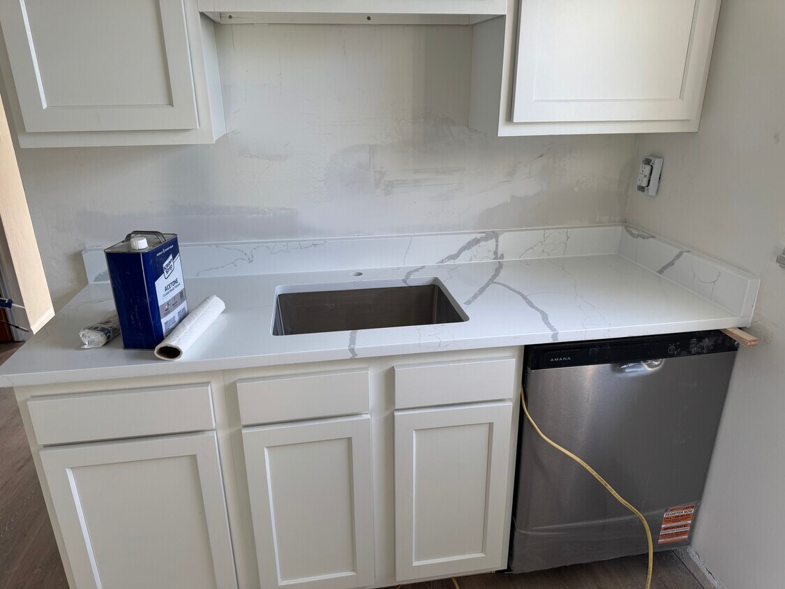 Cocina totalmente equipada con lavavajillas y encimeras de cuarzo. - 244 Clairmont Ave