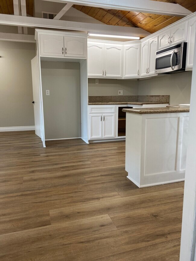 Kitchen - 2009 Orchard Ln