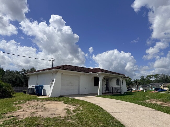 Foto del edificio - Adorable 2 Bedroom, 1 Bathroom, 1 Car Garage Home on a Large Corner Lot for rent.