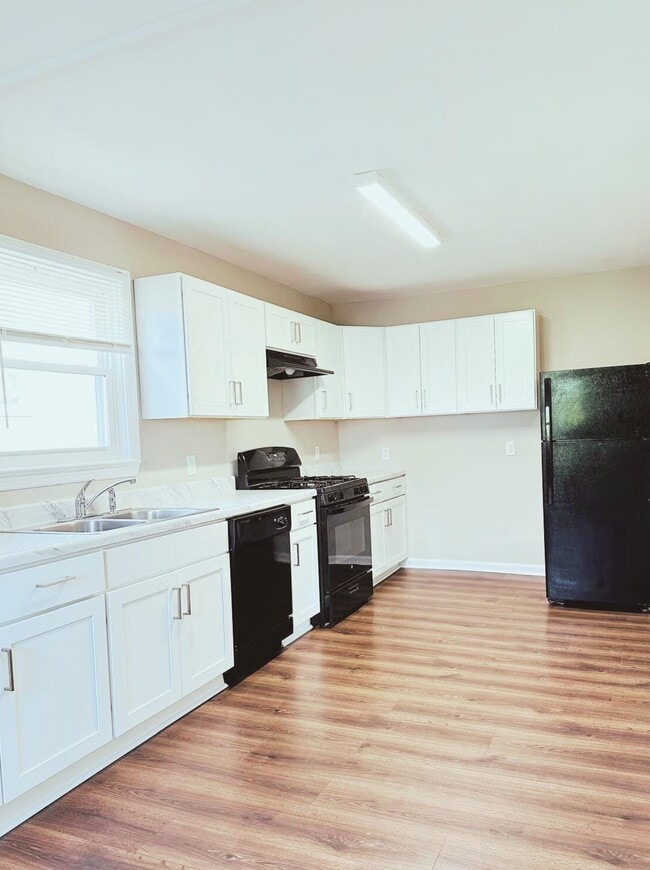 Building Photo - 33 Elmwood Ave