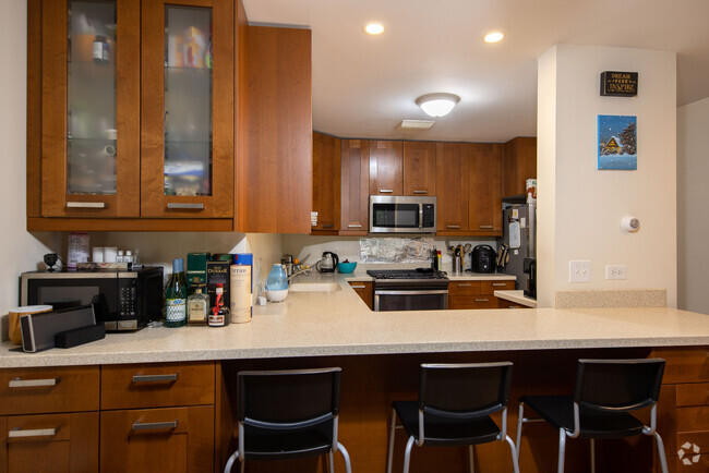 2HAB, 2BA - 1,135 ft² - 1326 Chicago Ave.