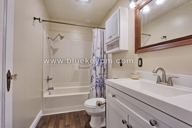 Building Photo - 3 Bed, 1 Bath Home with Primary on Main Pl...