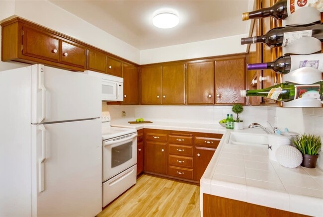 Kitchen: Stove, MW, DW, disposal, refrigerator - 5015 Cape May Ave