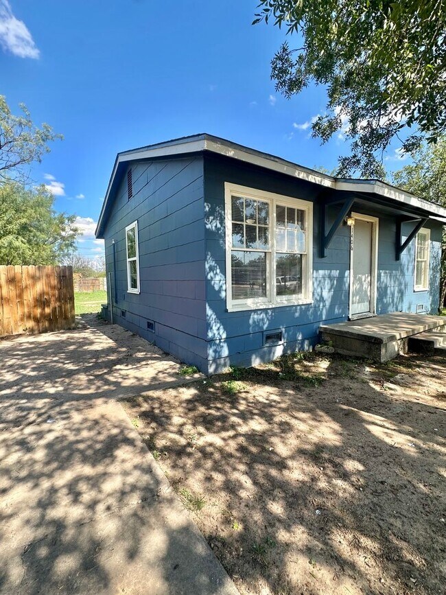 Building Photo - Cozy 2 Bedroom Home Available to Lease!!