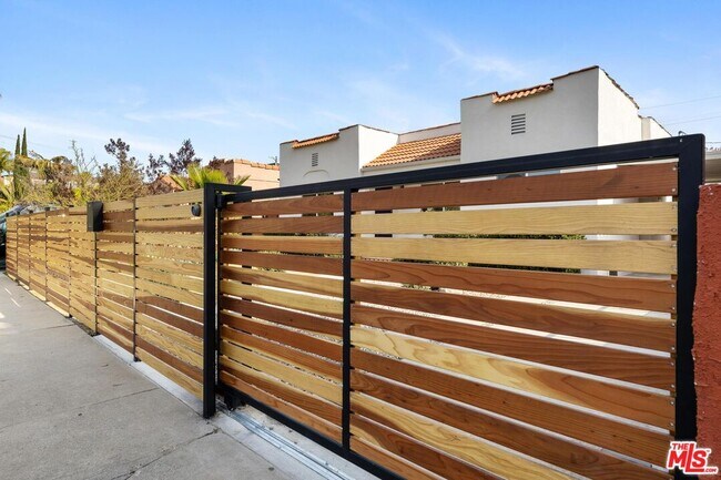 Building Photo - 1442 Ridgeley Dr