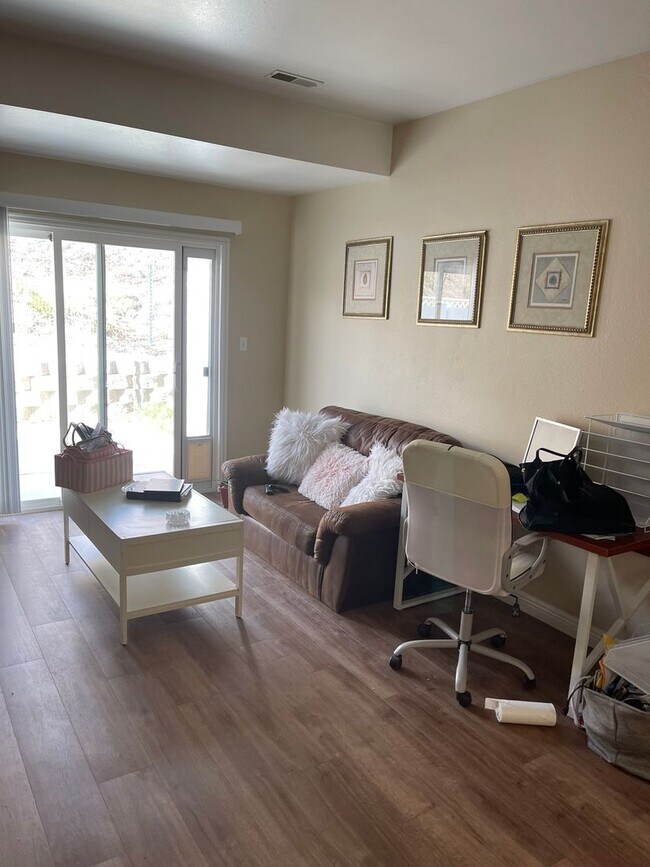 Building Photo - Nice single level home