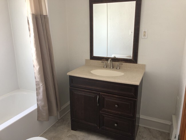 spacious bathroom - 4407 N Morris Blvd
