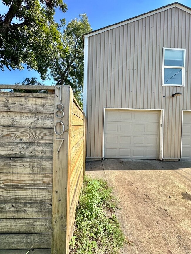Building Photo - COMING OCTOBER 2025 - Spacious 1-Bedroom A...
