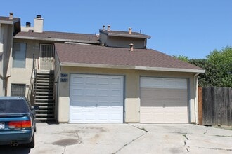 Building Photo - 827 Dundee Wy