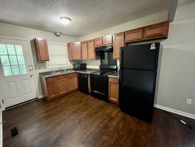 Building Photo - A charming 2 bed 2 bath duplex located in ...