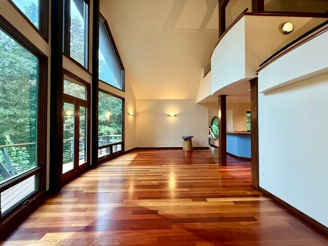Foto del edificio - 5820-5810 10 Springs Ln