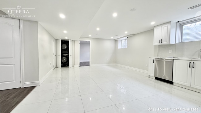 Building Photo - 923 Guinness Cres