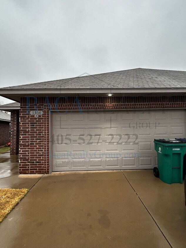 Primary Photo - 3BR 2BA duplex with 2 car garage in Yukon!!