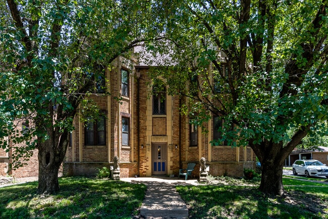 Building Photo - 326 S Hanley Rd