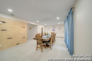 Building Photo - 605 Squires Row