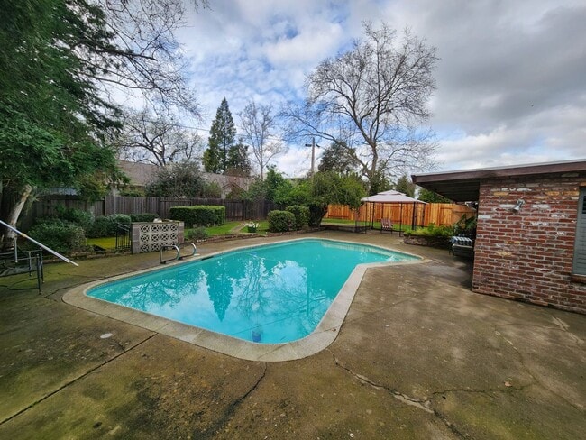 Building Photo - Central Roseville, Pool, Gardner Single Story Large Yard,  3 bedrooms, 2 baths,  1931sqft Gardner...