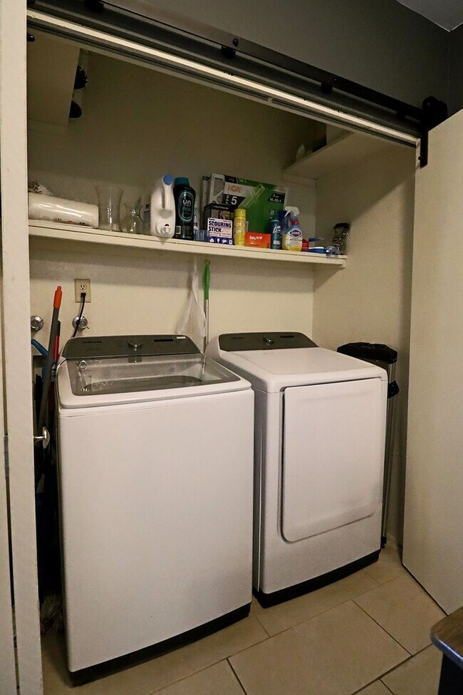 Foto del edificio - Welcome to this stunning  Unfurnished 2-bedroom, 2-bathroom home centrally Located!