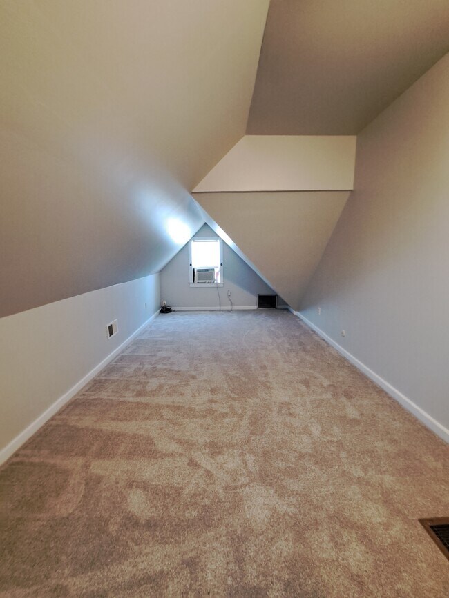 Habitación enorme - 516 W 2nd Ave