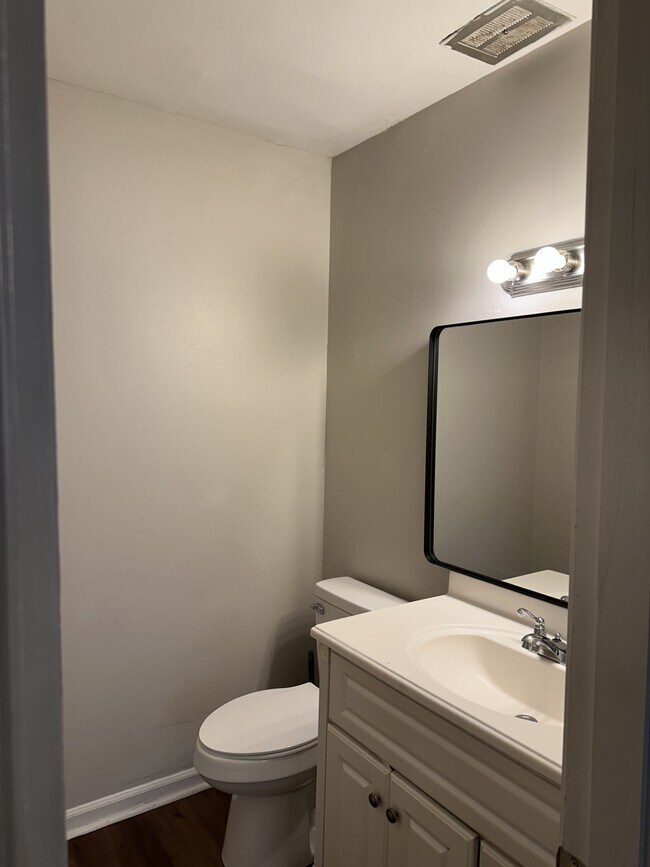 half bathroom in master bedroom - 700 Farmhurst Dr