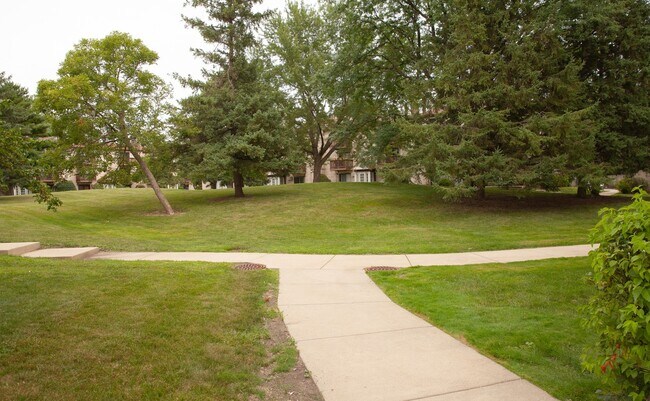 Building Photo - 461 E Spruce Dr