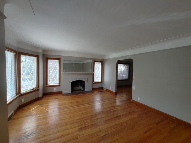 Building Photo - 9657 Outer Dr E