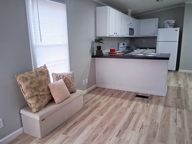 Building Photo - 16 Deerwood Park