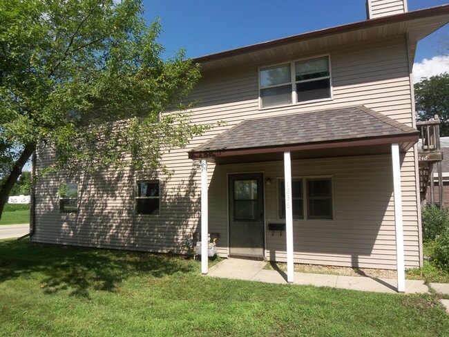 Building Photo - SPACIOUS 3 BEDROOM w/ IN UNIT LAUNDRY!-123...