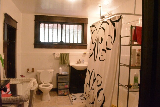 Foto del edificio - 5 bedroom, 2 bath Home: Available July 2027!