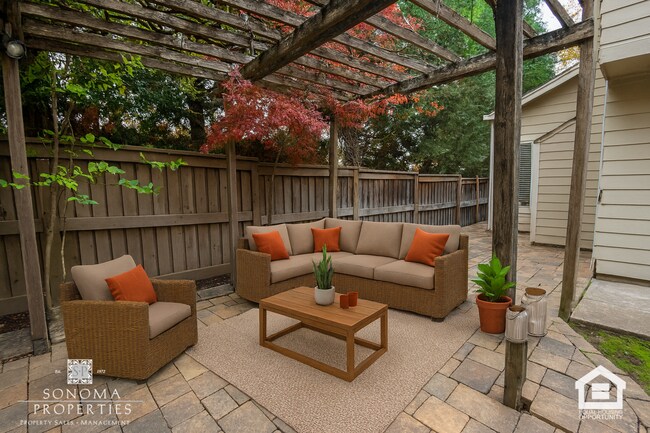 Foto del edificio - Lovely Updated 3BD/2.5BA Home Located In Fryer Creek!